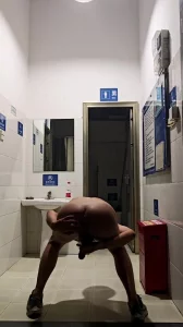 公园厕所全裸自慰露出